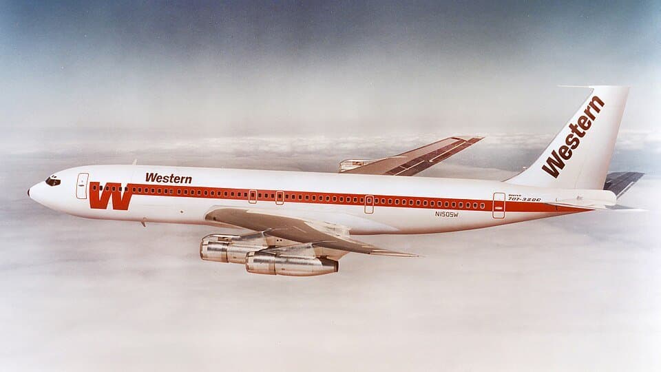 Boeing 707 — licensed reference photograph