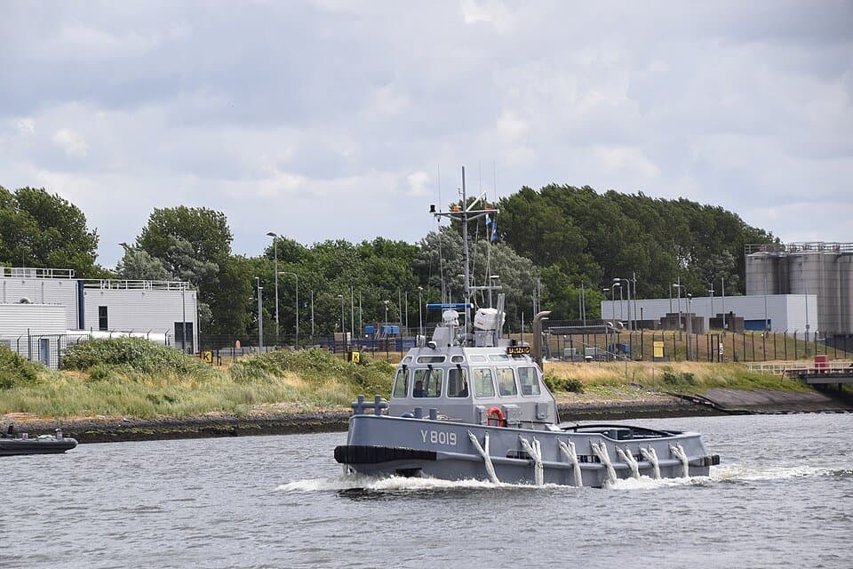 Breezand-class tugboat — licensed reference photograph