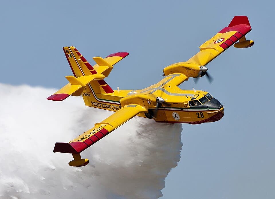 Canadair CL-415 — licensed reference photograph