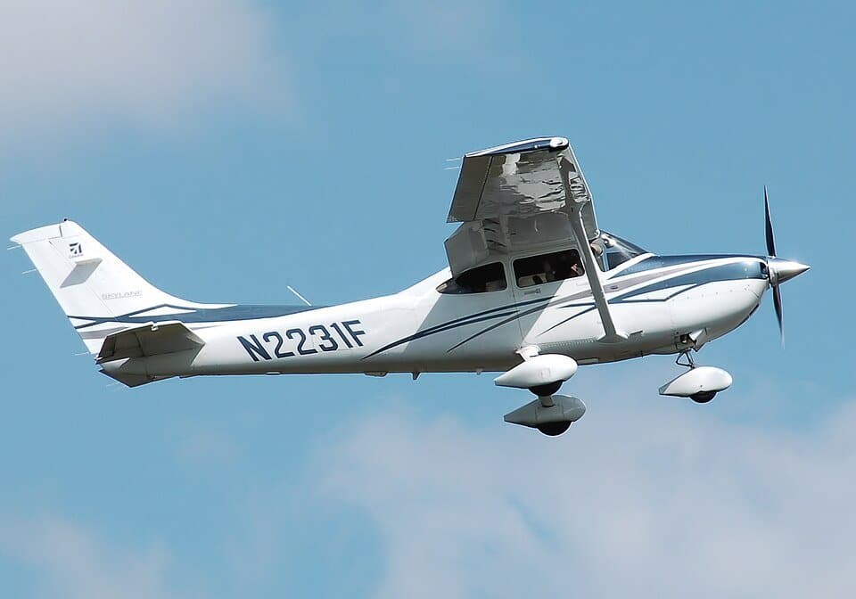 Cessna 182 Skylane — licensed reference photograph