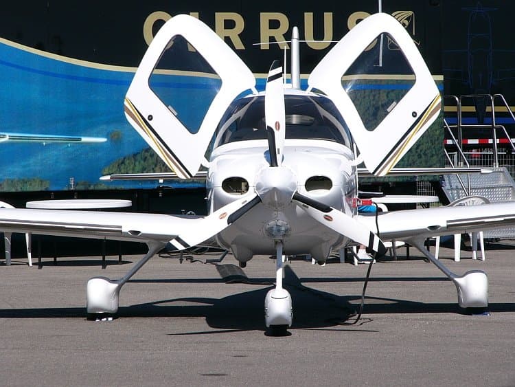 Cirrus SR22 — licensed reference photograph