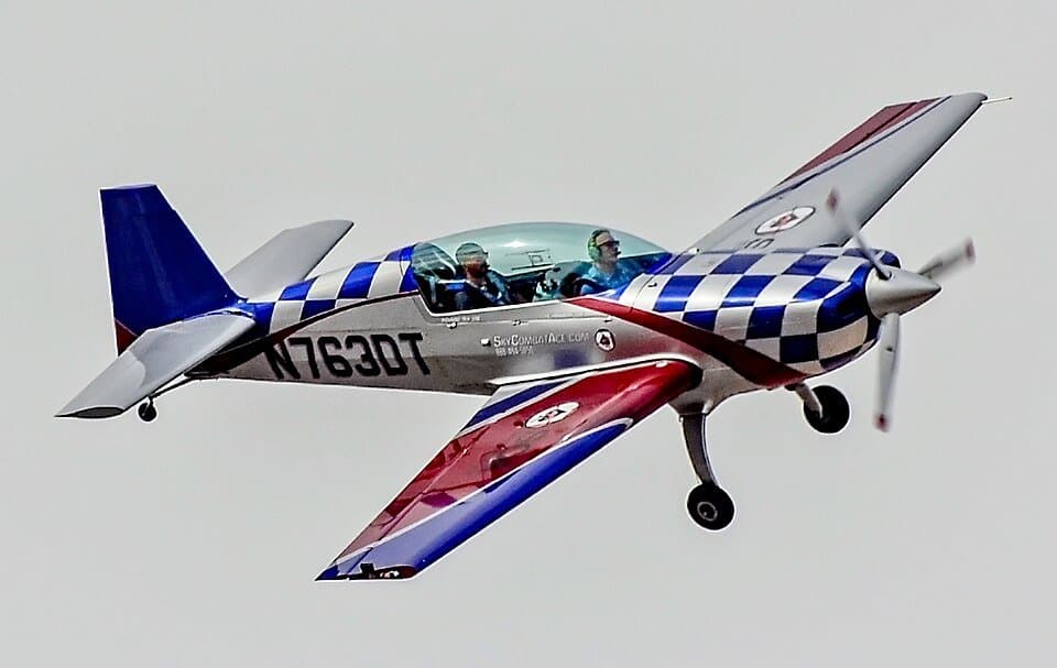 Extra EA-300 — licensed reference photograph