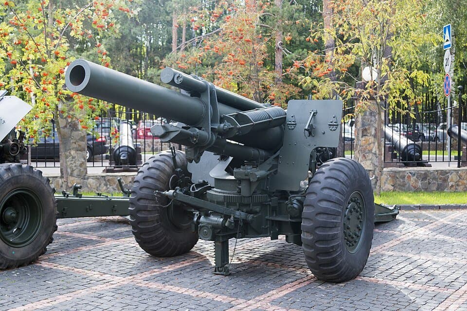 M114 155 mm howitzer — licensed reference photograph
