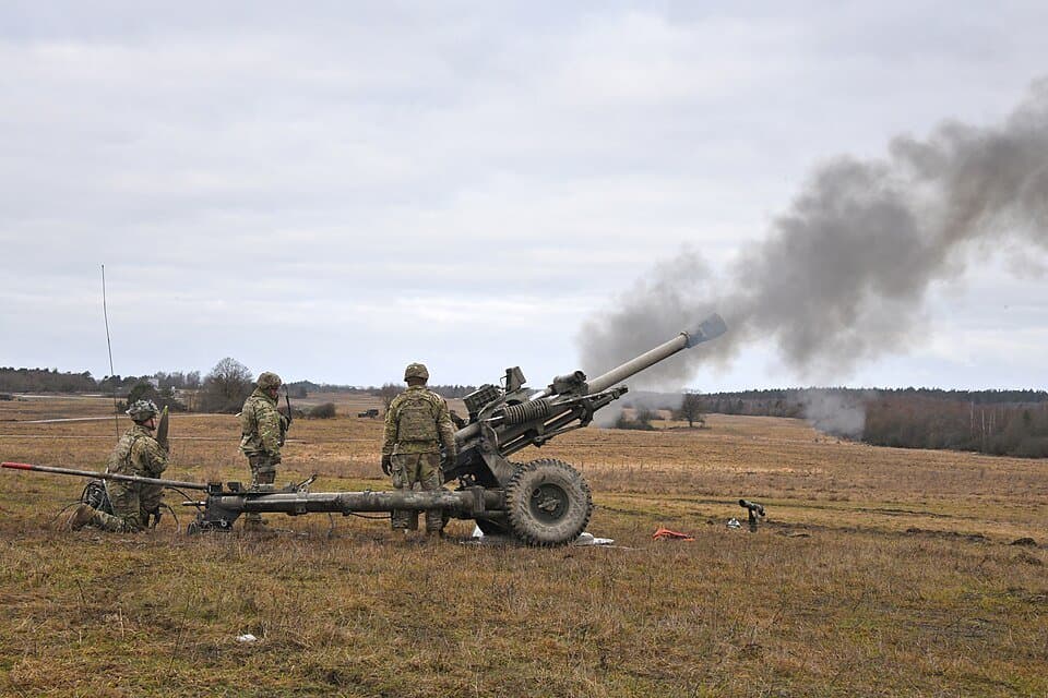 M119 howitzer and crew during live-fire qualification — licensed reference photograph