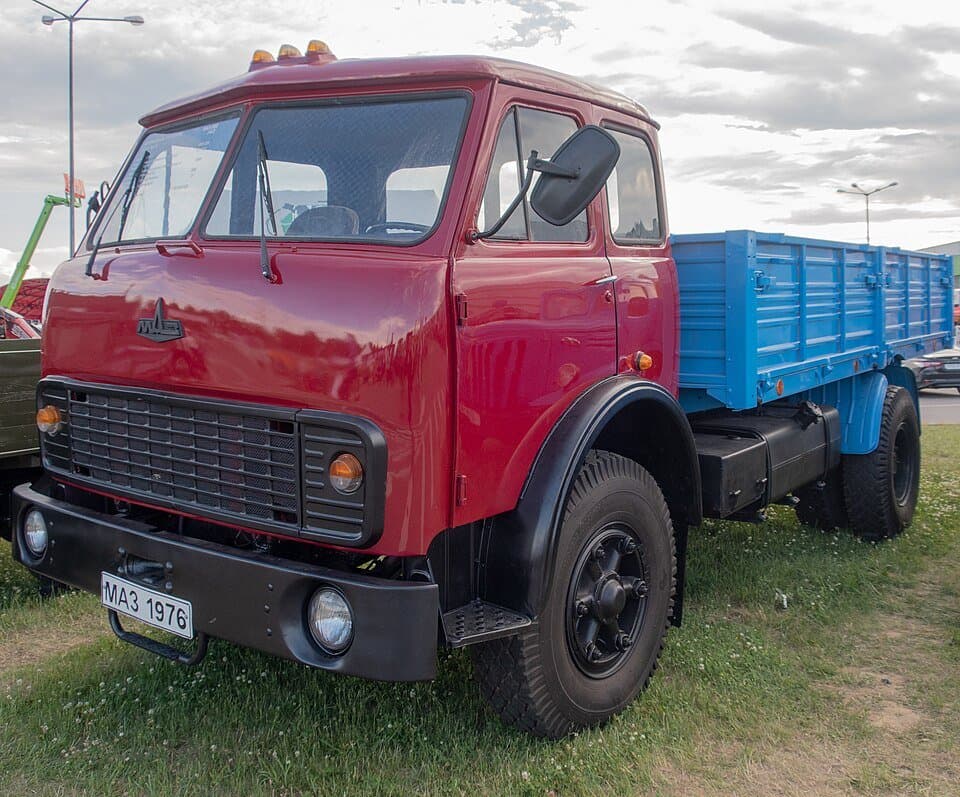MAZ-5335 — licensed reference photograph