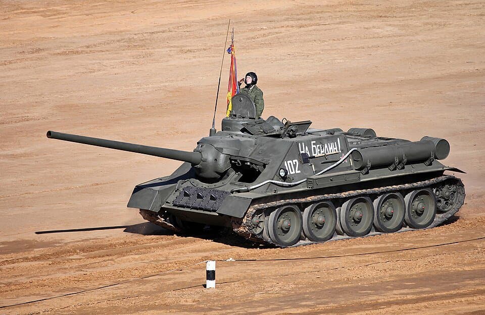 SU-100 — licensed reference photograph