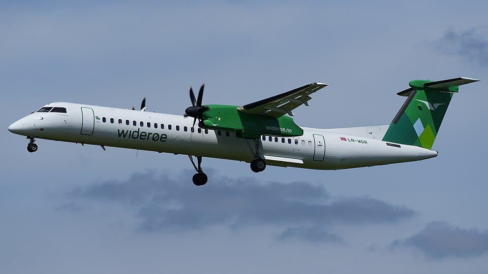 De Havilland Canada Dash 8 — licensed reference photograph