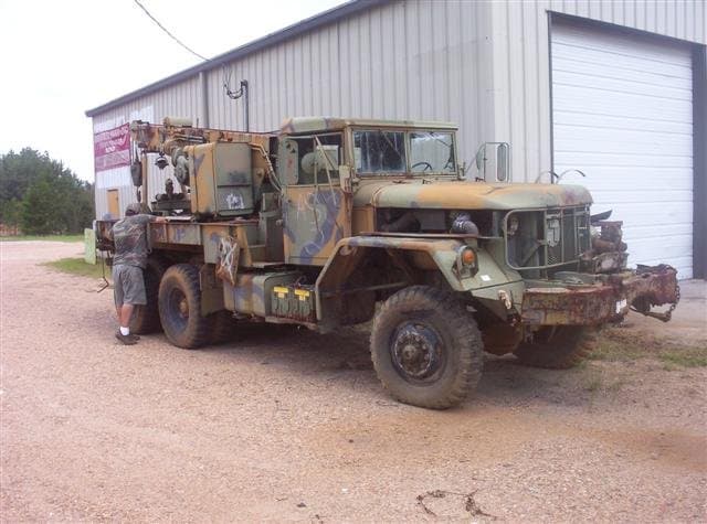 M816 Wrecker — licensed reference photograph