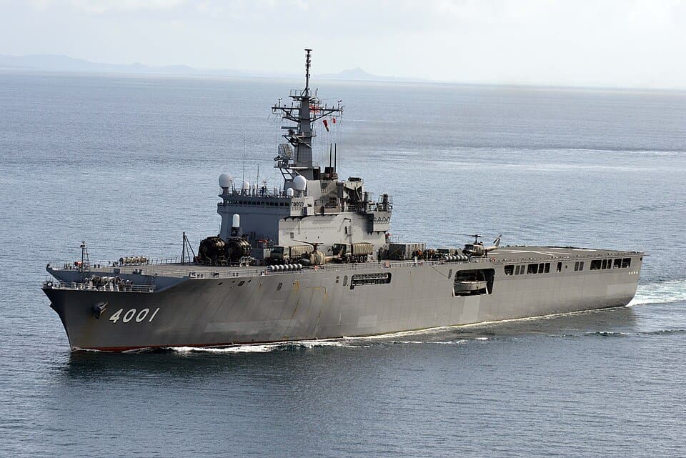 Ōsumi-class tank landing ship — licensed reference photograph