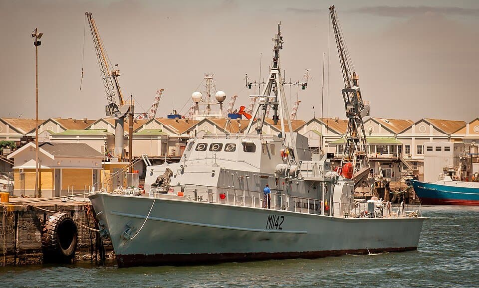 River-class mine hunter — licensed reference photograph