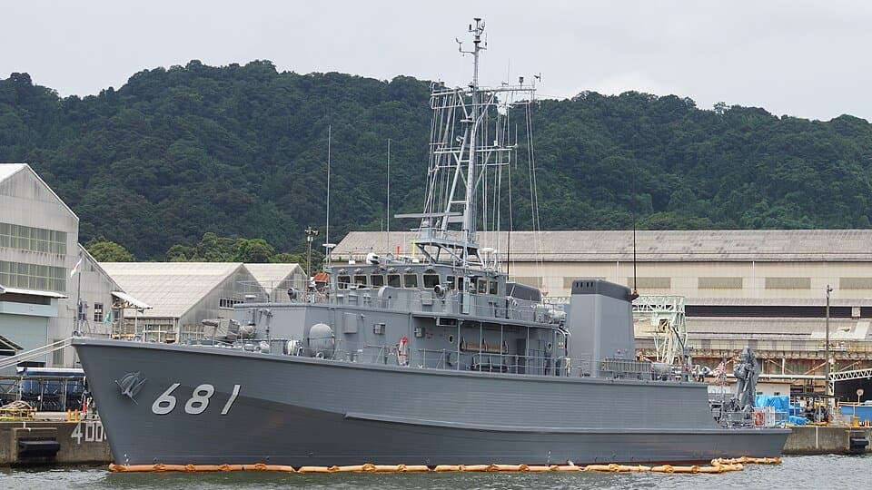 Sugashima-class minesweeper — licensed reference photograph