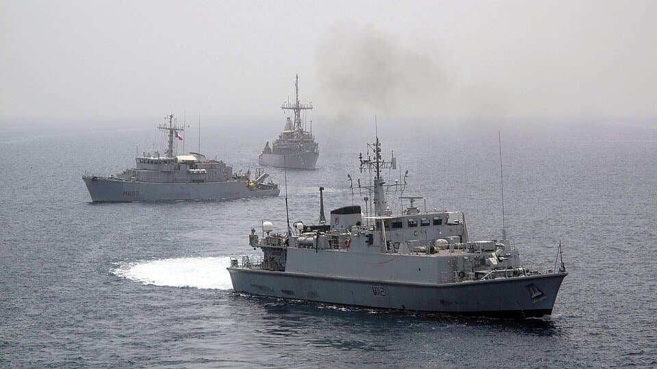 Tripartite-class minehunter — licensed reference photograph