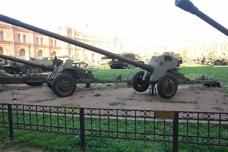 100 mm anti-tank gun T-12 — licensed reference photograph