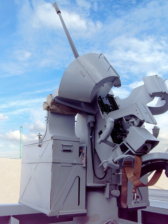 20 mm modèle F2 aboard Forbin — licensed equipment photograph