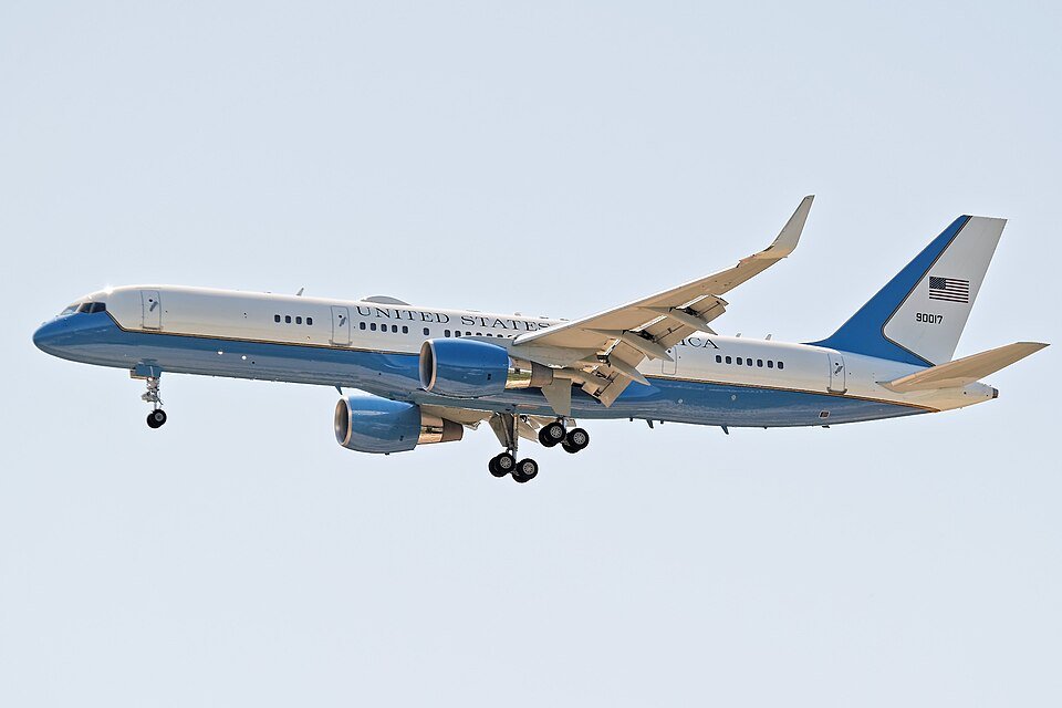 Boeing C-32 — licensed reference photograph