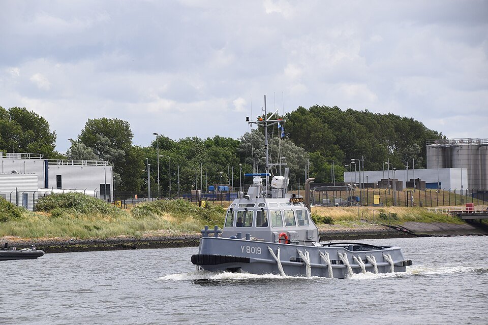 Breezand-class tugboat — licensed reference photograph
