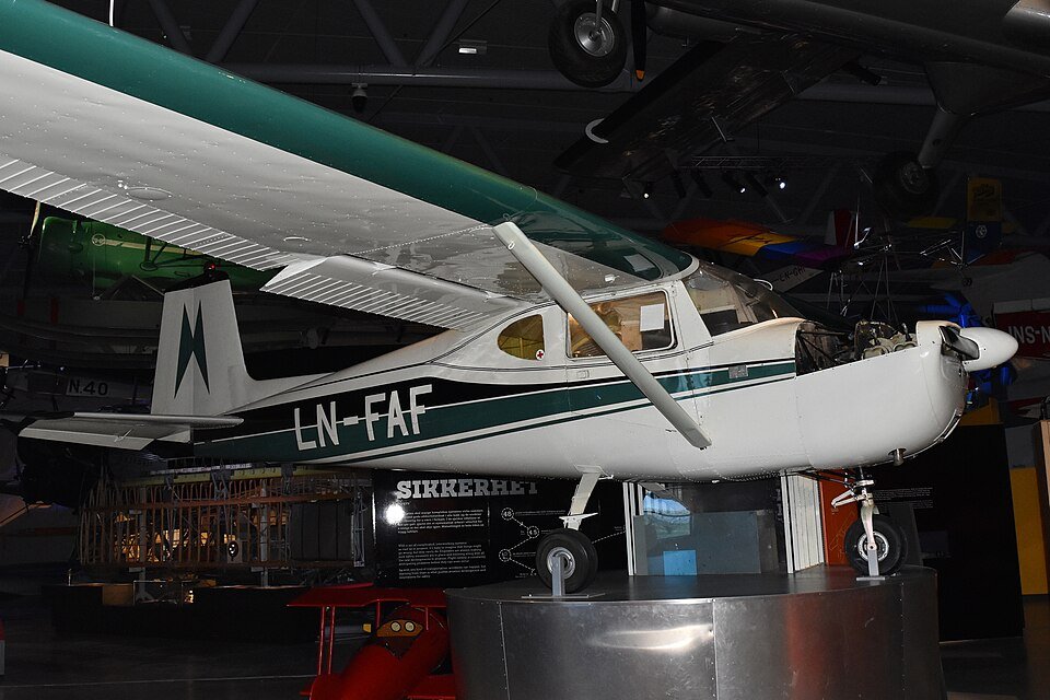Cessna 150 — licensed reference photograph