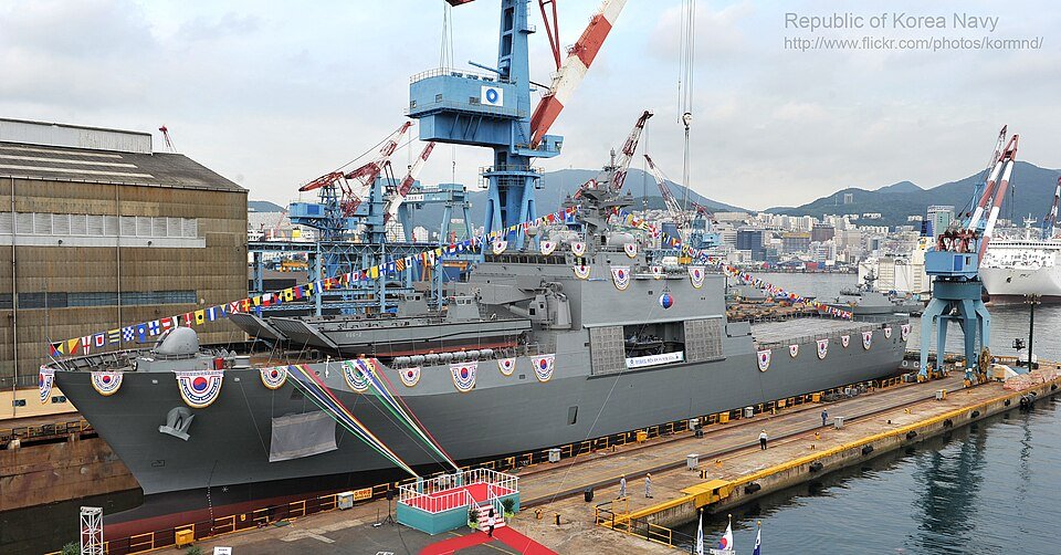 Cheon Wang Bong-class landing ship — licensed reference photograph