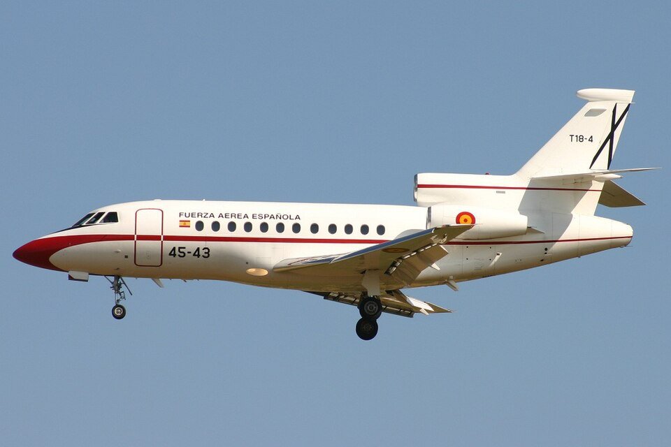 Dassault Falcon 900 — licensed reference photograph
