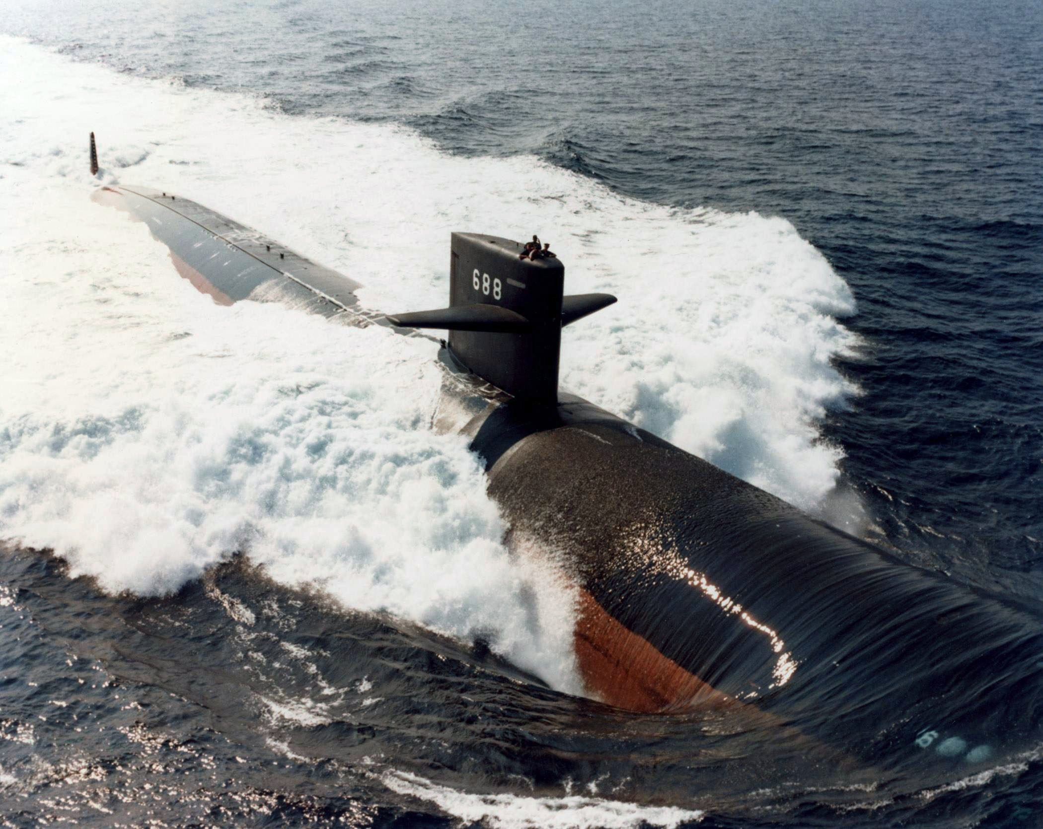 Los Angeles-class submarine USS Los Angeles (SSN-688), surfaced and underway
