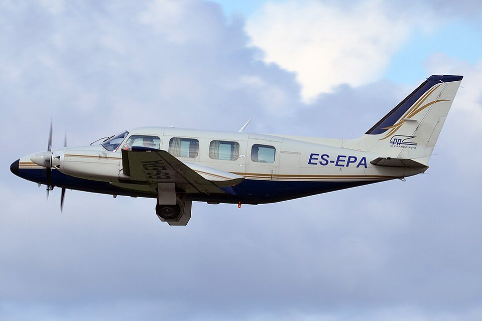 Piper PA-31 Navajo — licensed reference photograph