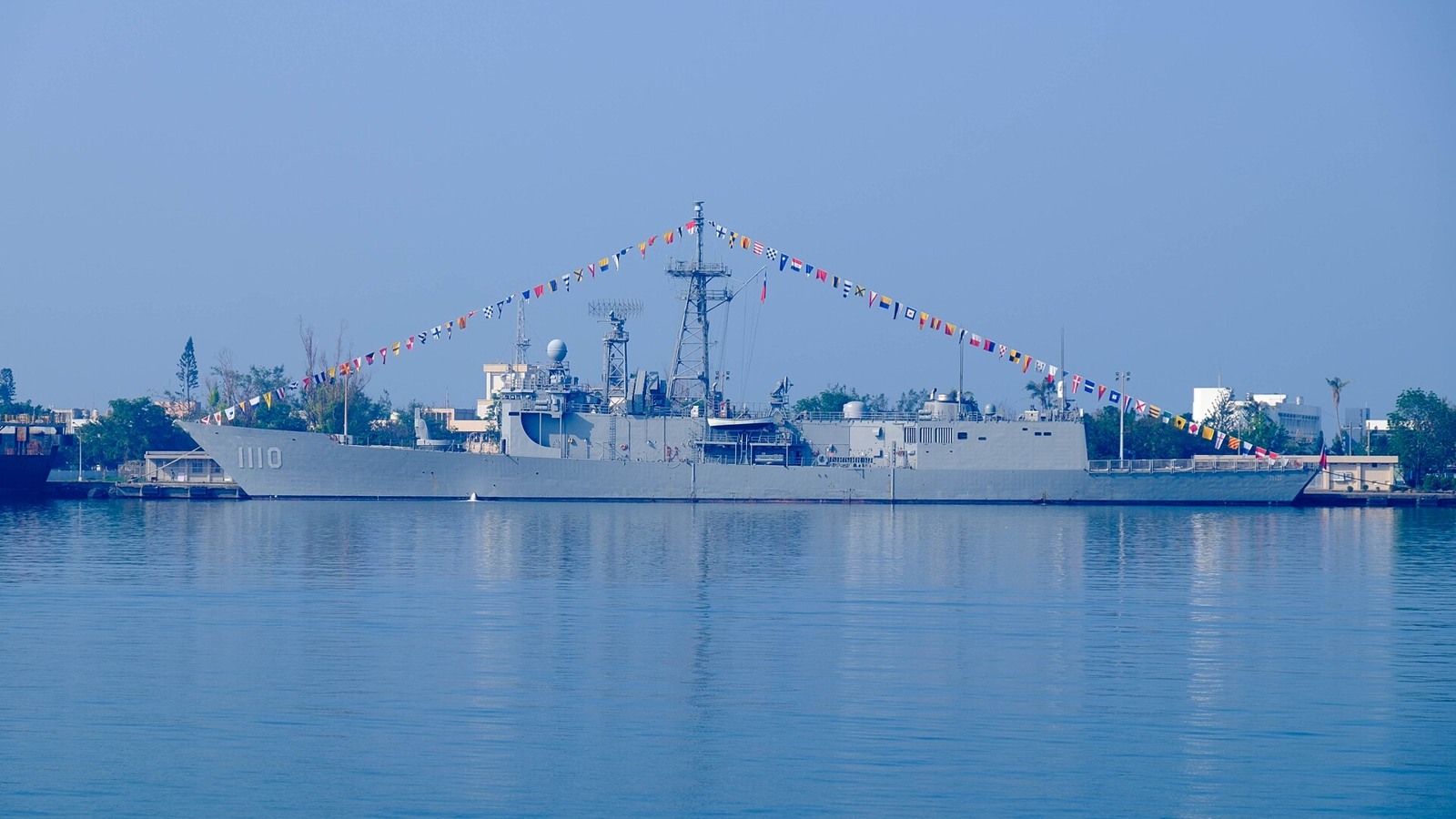 Real photograph of ROCS Tian Dan — ROCN Tian Dan (PFG2-1110) Shipped at Zuoying Naval Base 20161112a.jpg