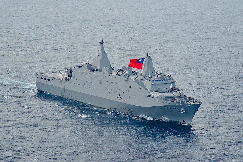 Yushan-class landing platform dock — licensed reference photograph