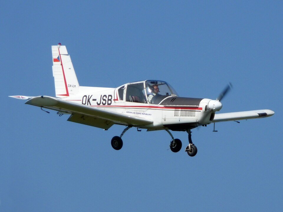 Zlín Z 42 — licensed reference photograph